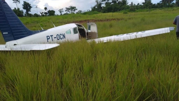 Susto: Avião sai da pista após trem de pouso quebrar 